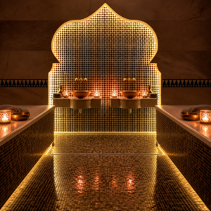 Interior del Hammam Tradicional de Glow Beauty preparado para una experiencia en pareja